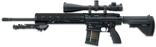 серийная автоматическая винтовка Heckler-Koch HK417, вариант со стволом длиной 50 см, с установленными оптическим прицелом и сошкой