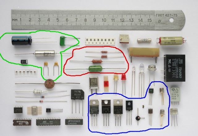 Красный - резисторы, зеленый -конденсаторы, синий -транзисторы
